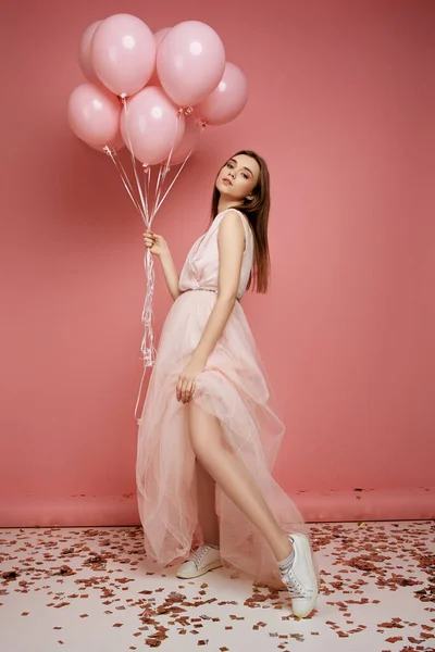 Moda model kobieta w sukienka gospodarstwa pastelowy różowy powietrze balony — Zdjęcie stockowe