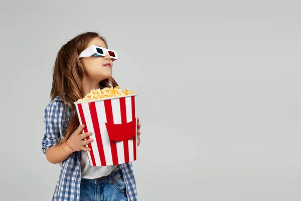 Enfant fille portant des lunettes 3d rouge-bleu et manger du pop-corn — Photo