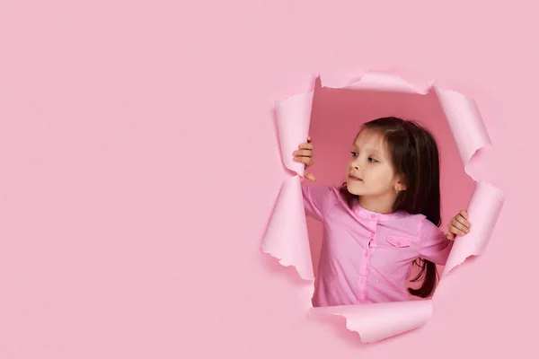 Klein kind meisje op zoek met gelukkig gezicht uitdrukking opzij — Stockfoto