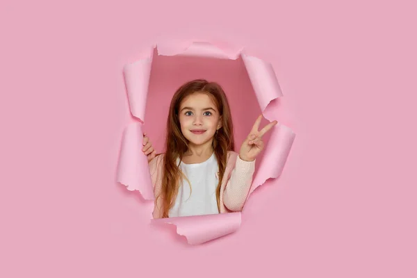 Criança menina mostrando gesto de vitória — Fotografia de Stock