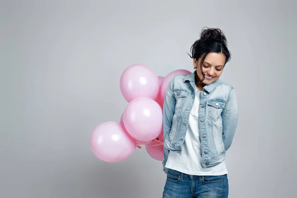 Chica en denim celebración de pastel rosa globos de aire — Foto de Stock