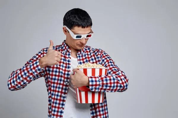 Homem vestindo óculos 3d vermelho-azul e segurando balde pipoca — Fotografia de Stock