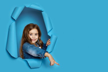 Küçük kız fotokopi alanını işaret ediyor.