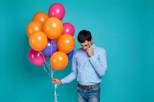 Καυκάσιος άνδρας σε πουκάμισο με φωτεινά πολύχρωμα μπαλόνια — Φωτογραφία Αρχείου