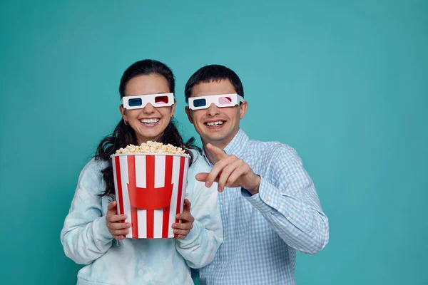 Couple en rouge-bleu 3d lunettes manger pop-corn à partir du seau — Photo