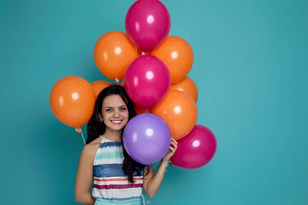 Chica en vestido celebración de brillantes globos de aire de colores — Foto de Stock