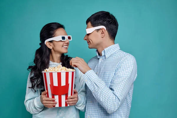 Couple en rouge-bleu 3d lunettes manger pop-corn à partir du seau — Photo