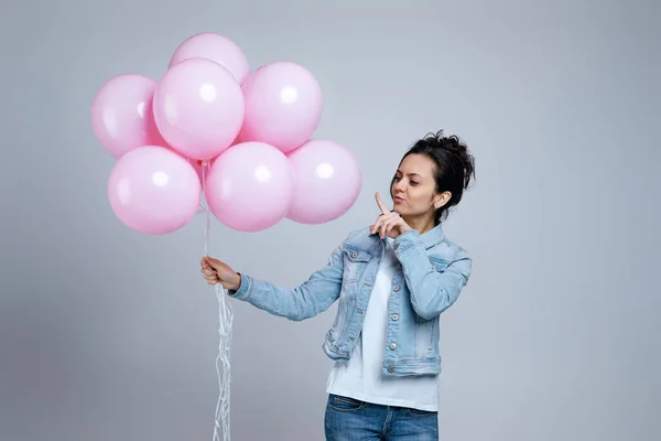 Chica en denim celebración de pastel rosa globos de aire — Foto de Stock