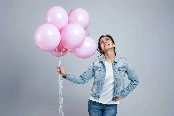 Chica en denim celebración de pastel rosa globos de aire —  Fotos de Stock