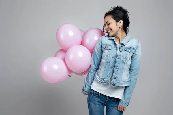 穿着粗斜纹棉布的女孩拿着粉红气球 — 图库照片