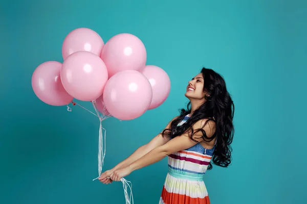 Chica en vestido celebración pastel rosa globos de aire — Foto de Stock