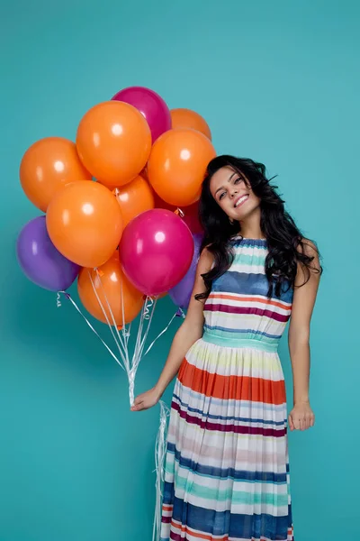 Chica en vestido celebración de brillantes globos de aire de colores — Foto de Stock