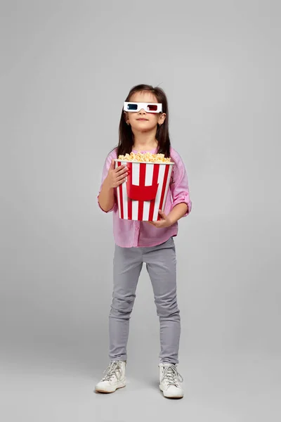 Menina vestindo vermelho-azul 3d óculos e comer pipoca — Fotografia de Stock