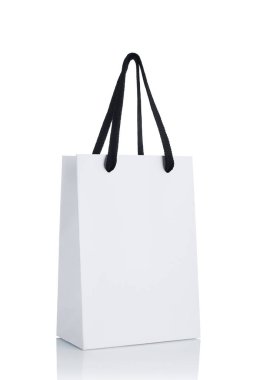 Beyaz alışveriş çantasının modeli.