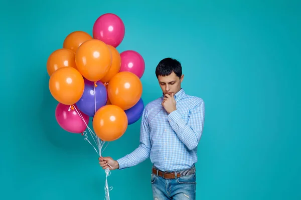 Καυκάσιος άνδρας σε πουκάμισο με φωτεινά πολύχρωμα μπαλόνια — Φωτογραφία Αρχείου