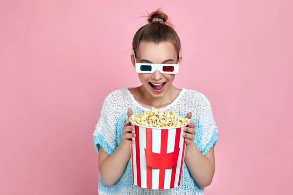 Femme dans des lunettes 3d rouge-bleu tenant seau de maïs soufflé — Photo