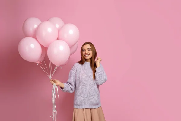 Cumpleaños chica posando con globos — Foto de Stock