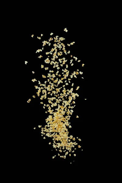 Fliegendes Popcorn auf schwarzem Hintergrund, — Stockfoto