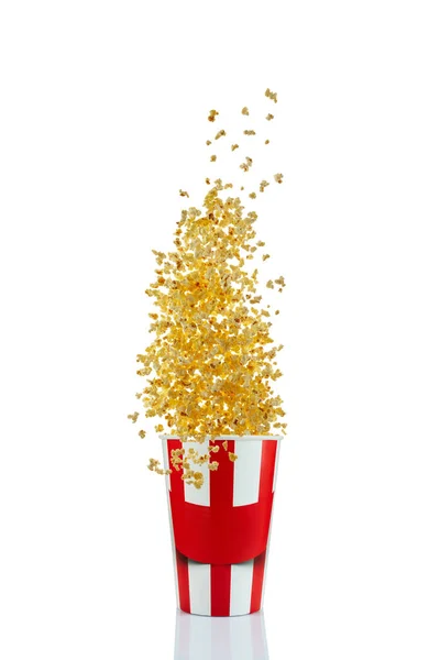 Létající popcorn z červeného a bílého papíru pruhovaného kbelíku — Stock fotografie