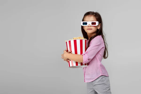 Дитяча дівчина в червоно-синіх 3d окулярах і їсть попкорн — стокове фото