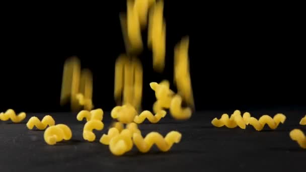 Italiaanse vliegende rauwe pasta — Stockvideo
