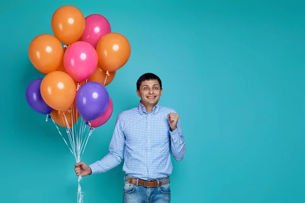 Άνδρας σε πουκάμισο κρατώντας φωτεινά πολύχρωμα μπαλόνια — Φωτογραφία Αρχείου