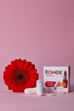 DNEPR, UKRAINE - 20 Mayıs 2020: bir kutu Kotex ve adet tamponu