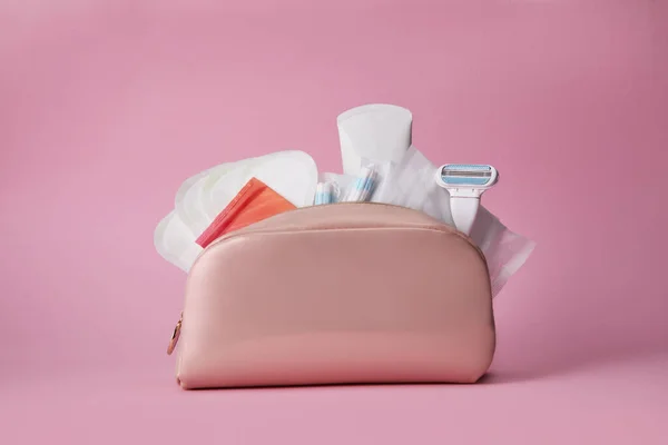 Almohadillas femeninas, tampón y maquinilla de afeitar en la bolsa cosmética —  Fotos de Stock