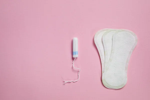 Almofada de algodão higiênico branco e tampão feminino — Fotografia de Stock