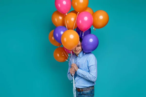 Man i skjorta med ljusa färgglada ballonger — Stockfoto