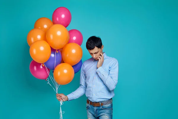 Uomo caucasico in camicia con palloncini colorati luminosi — Foto Stock