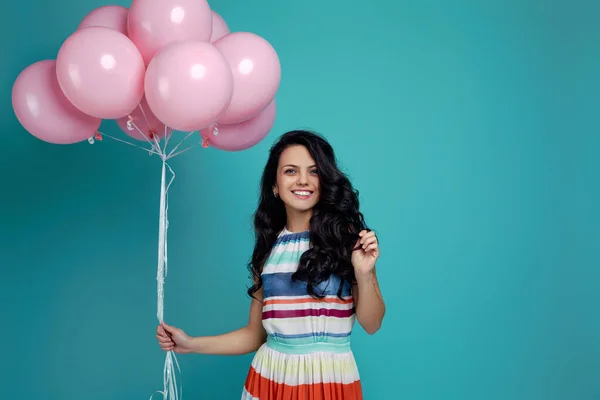 Chica en vestido celebración pastel rosa globos de aire — Foto de Stock