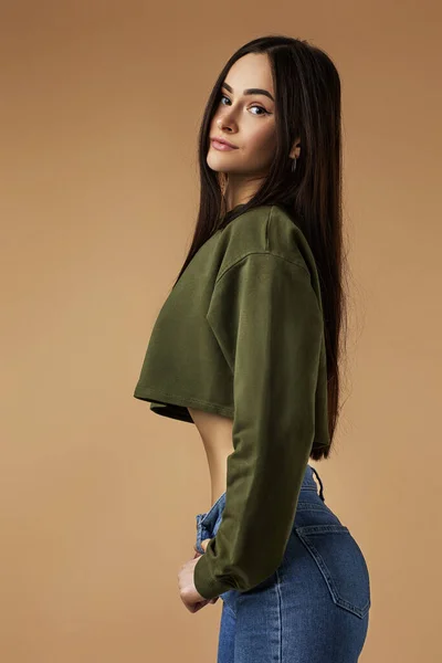 Γυναικείο μοντέλο με μακριά μαλλιά σε πράσινο φούτερ — Φωτογραφία Αρχείου