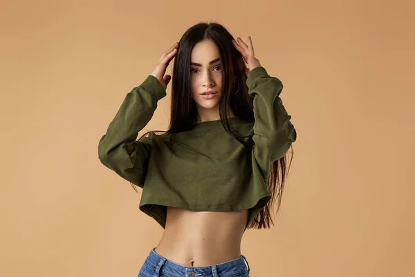 Modelo de mujer con pelo largo en sudadera verde —  Fotos de Stock