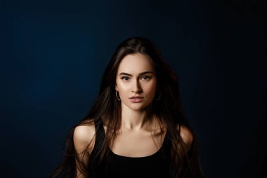 Uzun saçlı bir kadın.