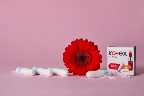 DNEPR, UCRÂNIA - MAIO 20, 2020: caixa de Kotex e tampões menstruais — Fotografia de Stock