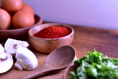 Tahta masadaki farklı malzemeler ve baharatlar.