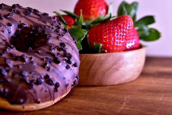 Donuts Chocolate Com Morangos Uma Tigela Madeira — Fotografia de Stock