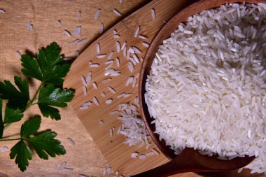 Tahta kasede beyaz pirinç