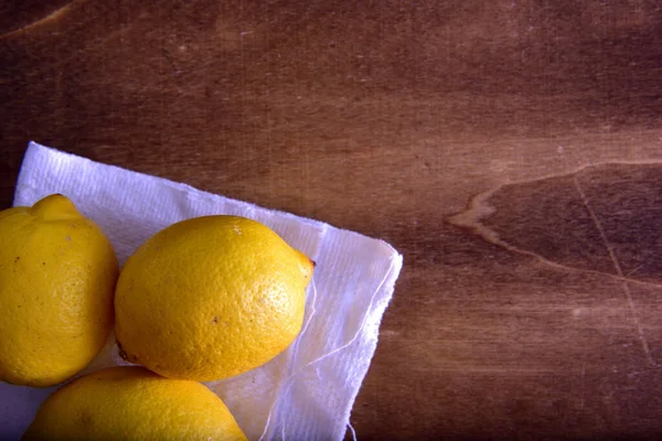 Zitrone Auf Einem Holztisch — Stockfoto