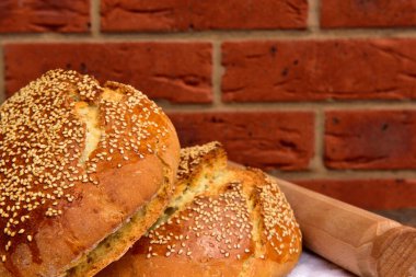 Tahta bir kasede susamlı ekmek.