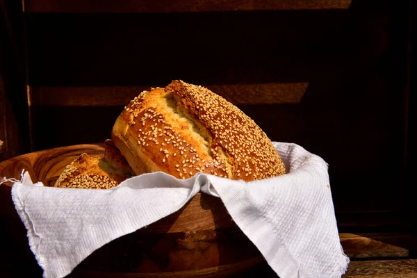 Рустикальний Хліб Насінням Кунжуту Дерев Яній Мисці — стокове фото