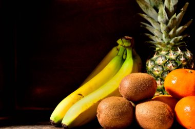 Tahta arka planı olan tropikal meyve seçimi