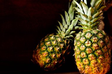 Siyah arkaplanda ananas