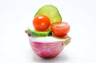 Soğan domates ve salatalık ile.