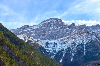 Ordesa vadisinde tipik bir dağ manzarası, Huesca, İspanya