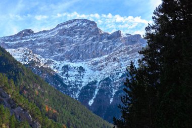 Ordesa vadisinde tipik bir dağ manzarası, Huesca, İspanya