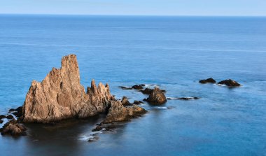 Cabo de Gata 'nın doğal parkında güzel bir uçurum.