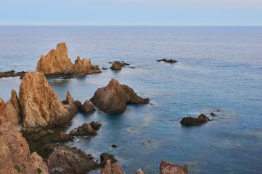 Cabo de Gata 'nın doğal parkında güzel bir uçurum.