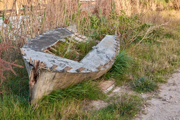 Gammal Övergiven Och Trasig Fiskebåt — Stockfoto